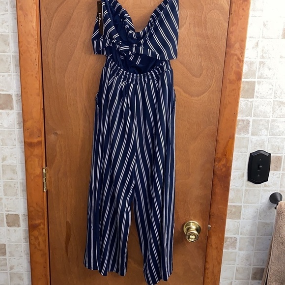 Nwt Lulu’s stripped jumpsuit - Picture 6 of 9